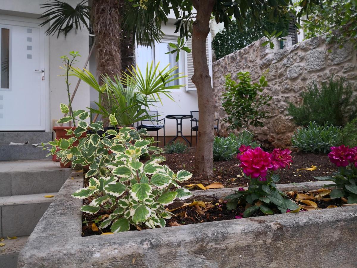 City Center Garden Apartments 시베니크 외부 사진
