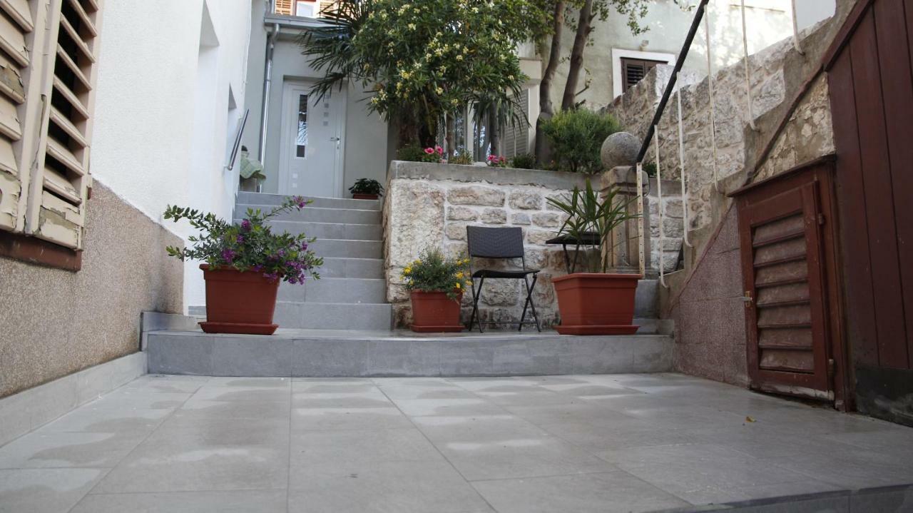 City Center Garden Apartments 시베니크 외부 사진