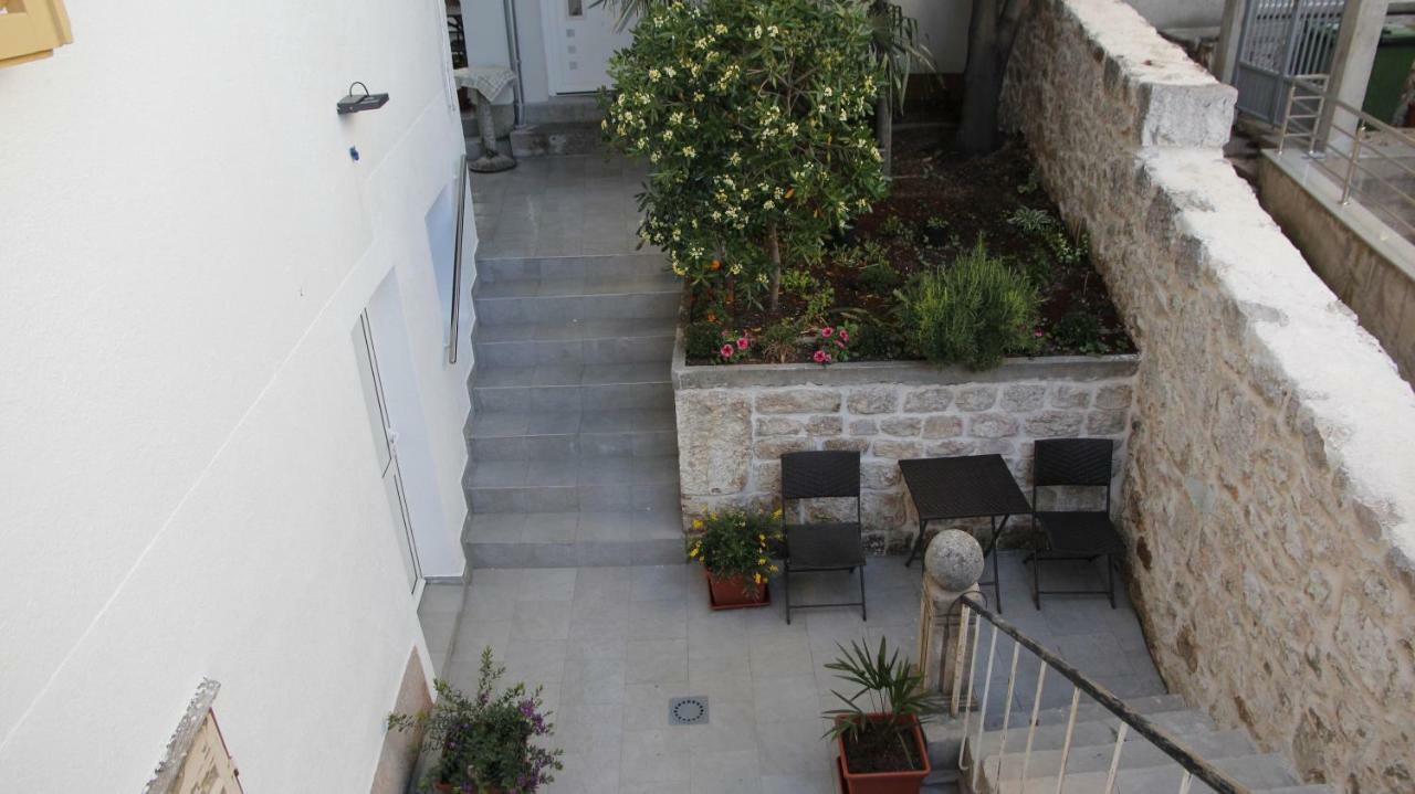 City Center Garden Apartments 시베니크 외부 사진