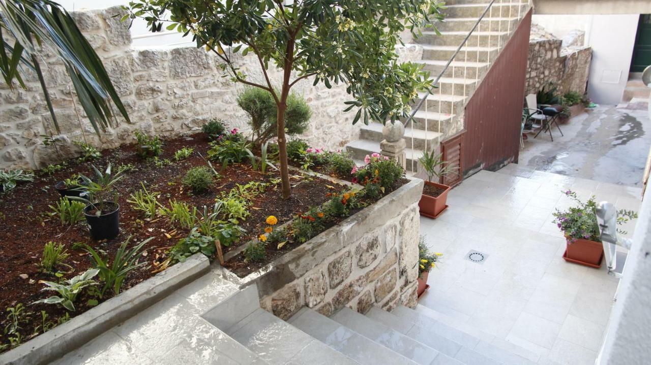 City Center Garden Apartments 시베니크 외부 사진